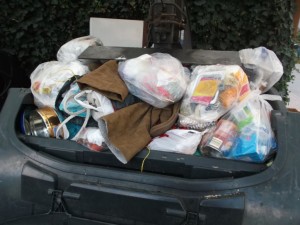 Müll0214 115.jpg (278.01 KiB) 9982 mal betrachtet Ausgelatschte und kaputte Winterstiefel kommen nun langsam immer mehr in den Müll!