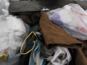 Müll0214 118.jpg (3.67 MiB) 9982 mal betrachtet Diese Weichen Stiefel hätten in der Müllpresse nicht die geringste Chance gehabt.