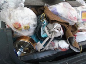 Müll0214 119.jpg (274.14 KiB) 9982 mal betrachtet Eigentlich hatten sich die Stiefel offensichtlich schon ihrem Schicksal im Müll "ergeben", doch dank Laura ... !