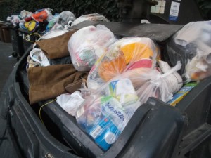 Müll0214 121.jpg (273.67 KiB) 10087 mal betrachtet Die Stiefel und der kaputte Fußball brauchten eigentlich keine Müllpresse mehr, denn die sind schon platt gewesen.