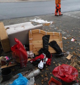 Das Müllauto wird rückwärts eingewiesen, damit die Müllmänner nicht soweit das Gerümpel tragen müssen.