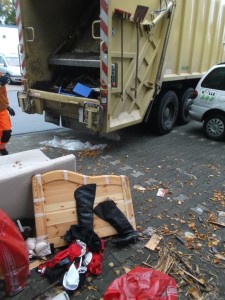 Gleich lassen es die Müllmänner krachen und in wenigen Minuten ist der &quot;Schandfleck&quot; aus dem Stadtbild verschwunden.