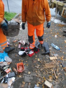 Die &quot;Begeisterung&quot; der Müllmänner hält sich in Grenzen, sich wg. solch einem Dreck bücken zu müssen und dann gibt's auch keine Rücksicht mehr auf zarte Spitzenwäsche. Die latschen mit ihren dreckigen derben Arbeitsschuhen einfach drüber.