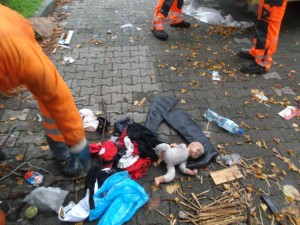 Jetzt sieht sich auch der Fahrer den ekligen Dreck an, der da verteilt auf dem Boden liegt und kopfschüttelnd meint er, ob denn diese Frau keine Restmülltonne daheim hätte?!