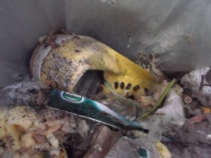 Müll0214 067.jpg (277.79 KiB) 4733 mal betrachtet Diese Girlychucks sind echt nur noch "Restmüll". Ob Laura ihre alten Sneakers noch einmal so gesehen hat?