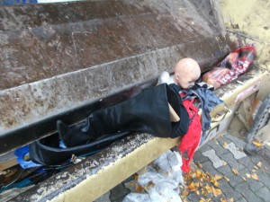 Und schon wurde es verdammt &quot;eng&quot; für die BH-Körbchen, Absatzstiefel und die geschundene Puppe.