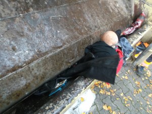 Der bisher weiß gebliebene BH befindet sich nun auch in &quot;schmutzigen&quot; Händen. Keine Gnade dafür.
