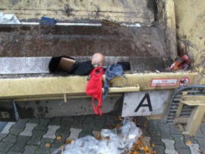 O-Ton Müllfahrer: &quot;Ei, die Tittenheber wollen wohl nicht, aber wartet, beim nächsten Durchgang geht ihr mit!&quot;