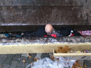 Ein Witz: Das Puppengesicht wurde durch den Pressdruck gegen die BHs gedrückt und mit Wange und Nase zog das Puppengesicht die sündige Wäsche mit in die Müllschüttung.
