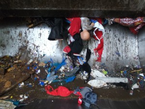 Ein sexy roter Spitzen-BH und ein blauer aus Seide schwammen in der Dreckbrühe. Ein schlimmer Anblick!