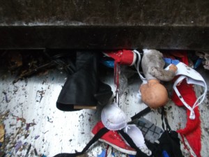 Die roten geilen Girlyschuhe waren mir zuvor gar nicht aufgefallen. Nun hatte sie das Pressschild ebenso in festem Griff wie die hohen Stiefel.