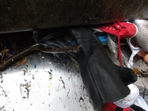 Ob alte hohe Stiefel, oder weiche BH-Körbchen, alles keine ernst zu nehmende &quot;Gegner&quot; für eine Sperrmüllpresse!