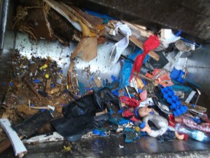 Die Ex-Trägerin muss sicher hammpergeil in diesen hohen Stiefeln ausgesehen haben. Aus den Männerträumen wurde nun Ekelmüll.