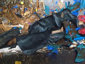 In den hohen Stiefeln muss die (Ex-)Trägerin hammergeil ausgesehen haben. Nun sind die ehem. Männerträume nur noch Ekeldreck!