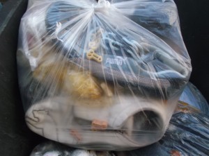 Ausrangierte Schuhe und alte Nudeln haben wir ja schon öfters in Küchenmüllbeuteln zusammen liegen gesehen. Aber habt ihr schon mal so etwas gesehen??