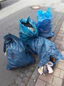 Unfassbar: Keine sonstigen Abfälle, alles nur Schuhe und Stiefel in den Müllsäcken!