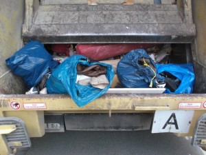 Alle Müllsäcke lagen nun nur Erleichterung der &quot;Mama&quot; im Pressmüllauto und einige Schuhe kullerten &quot;ins Freie&quot;.