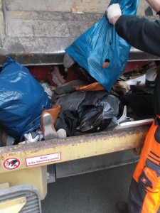 Haufenweise alte Schuhe und Stiefel rutschten aus den Müllsäcken.