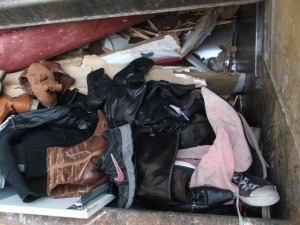 Alles wild durcheinander: Edle Buffalo-Klassiker, rosa Wildleder-Overknees, ausgelatschte Alltagsstiefeletten und alte Alltagsturnschuhe.
