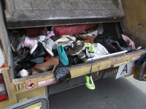 &quot;Mama&quot; meinte noch, etwas selbst über diese Riesenmenge staunend: &quot;Meine Nike Free hatte ich gestern noch an, meine Hausschläppchen sogar noch heute Morgen und meine pinken hohen Chucks lagen sogar schon im Mülleimer, aber dann kam ich auf die Idee mit dem Sperrmüll.&quot;