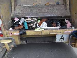 Müll0214 139.jpg (507.34 KiB) 4460 mal betrachtet Fast zehn Jahre "Arbeit" (Fußarbeit) von "Mama" wurden nun beseitigt.