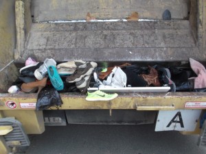 Müll0214 140.jpg (517.35 KiB) 4472 mal betrachtet Immer enger wurde es für "Mamas Schuhe".