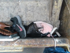 Müll0214 144.jpg (494.21 KiB) 4475 mal betrachtet Schwarze Reeboks Classics, hohe Chucks, braune Stiefel und was sonst noch hatten offensichtlich zu leiden.