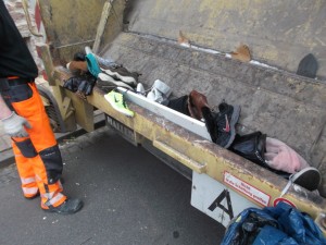 Müll0214 145.jpg (444.87 KiB) 4764 mal betrachtet Ein Orangener Engel wacht, dass alle Schuhe von "Mama" auch wirklich in den "Schuhhimmel" kommen.