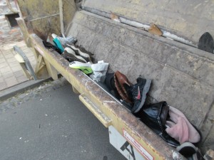 Müll0214 146.jpg (437.89 KiB) 4757 mal betrachtet Manche Schuhe bäumten sich auf und andere ergaben sich schlaff ihrem pressanten Schicksal.