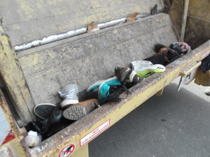 Müll0214 148.jpg (539.98 KiB) 4484 mal betrachtet Nur noch "Mamas Schuhe" waren noch zu sehen; kein Wunder bei dieser Menge ...!