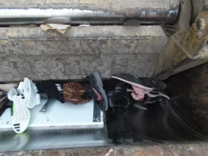 Müll0214 149.jpg (483.32 KiB) 6641 mal betrachtet Krachen, bersten, splittern - und "Mamas Schuhe" als "Hauptdarsteller"!