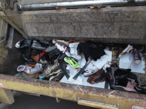 Müll0214 150.jpg (533.54 KiB) 6311 mal betrachtet Vernichtung, Qualen und Demütigungen - "Mamas Schuhe" bei der "Himmelfahrt".