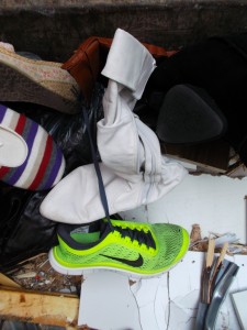 Müll0214 154.jpg (576.2 KiB) 6296 mal betrachtet Die weißen Stiefel hatten wohl schon länger ihre aktive Karriere hinter sich, aber die Neon Nike Frees waren nicht einmal einen Tag vor ihrer Sperrmüllabfuhr noch mit "Mama" auf der Piste.