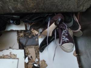 Bei diesem Anblick kommt einem die Gewissheit, dass es sich hier nur noch um wertloses Gerümpel handelt, welches hier ins Müllauto gepresst wird; dabei sind - oder besser waren - es doch &quot;Mamas Schuhe&quot;.
