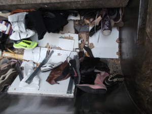 Die Reihen von &quot;Mamas Schuhen&quot; lichteten sich merklich. Die meisten befanden sich schon - total plattgepresst - hinter dem schmutzig-kalten Stahl des Pressschildes.