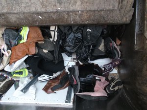 Wieviele Küchenmülbeutel wohl Jessica aus meiner Hausgemeinschaft benötigt hätte, um eine solche Menge Schuhe und Stiefel auf die &quot;übliche Tour&quot; zu entsorgen? Grins!