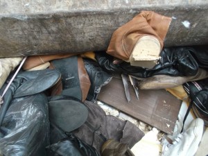 Flache weiche Stiefel müssen genauso im Pressmüllauto leiden, wie spitze High Heels!