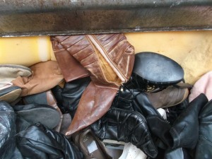Im &quot;Schuhhimmel&quot; ist, wie man unschwer sehen kann, verdammt wenig Platz! Besonders den einen braunen spitzen Stiefel hat das Pressschild voll getroffen!