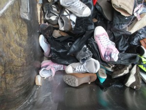 Sieht beinahe aus wie eine &quot;Sneaker-Ecke&quot; in der Müllschüttung. Vermutlich lagen in dem einen links ausgeschütteten Müllsack &quot;Mamas&quot; Sneaker drin?!