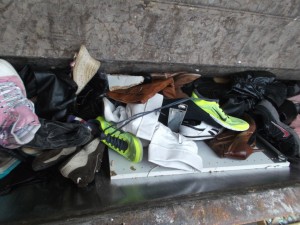 Die braunen Wildleder-Nikes blieben wie durch ein Wunder beinahe &quot;unbeleckt&quot; bewahrt.