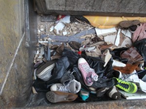 Ich glaube, selbst ein kompletter Hausmüllabfuhrbezirk kriegt an einem Abfuhrtag nicht soviel Schuhe zusammen; - oder etwa doch?!
