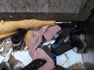 Schade um die geilen rosa Wildlederstiefel.