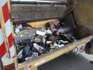 Aus &quot;Mamas Schuhsammlung&quot; wurde gepresster wertloser Dreck! Eine ganze Müllschüttung voll oder besser halbvoll, denn jetzt verbrauchten &quot;Mamas Schuhe&quot; plattgepresst weniger Platz!