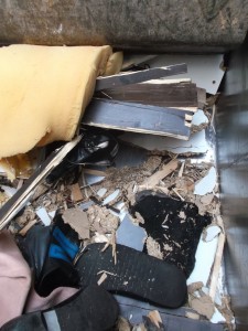 &quot;Mamas&quot; UGGs lagen total plattgepresst und mit Holzsplittern gespickt in der Müllschüttung.
