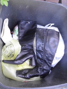 Marina07 003.jpg (418.05 KiB) 8782 mal betrachtet Mit elegantem Schwung versenkte Jessica ihre altgedienten Buffalos in der Restmülltonne. Noch ein kurzes Rascheln der Büllbeutel und dann herrschte "Totenstille".