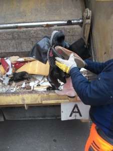 Müll0214 187.jpg (463.78 KiB) 6120 mal betrachtet Jetzt waren viele Hände nötig, damit es schnell ging und ich "die Ernte einbringen" konnte.