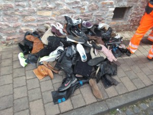 Müll0214 189.jpg (525.85 KiB) 6465 mal betrachtet Jetzt aber schnell den Riesenhaufen gepressten Schuhmülls einsacken und wegschaffen.