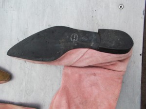 Wunderschöner rosa Wildlederstiefel - brutal plattgepresst.