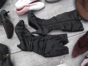 Kaum getragen, waren diese Stiefel bis zu ihrer Sperrmüllabfuhr in sehr gutem Zustand, ... !
