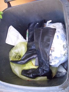 Marina07 005.jpg (394.09 KiB) 8388 mal betrachtet Unter den Buffalos hatten schon fertige weiße Billigstiefel im Dreck "Platz genommen".